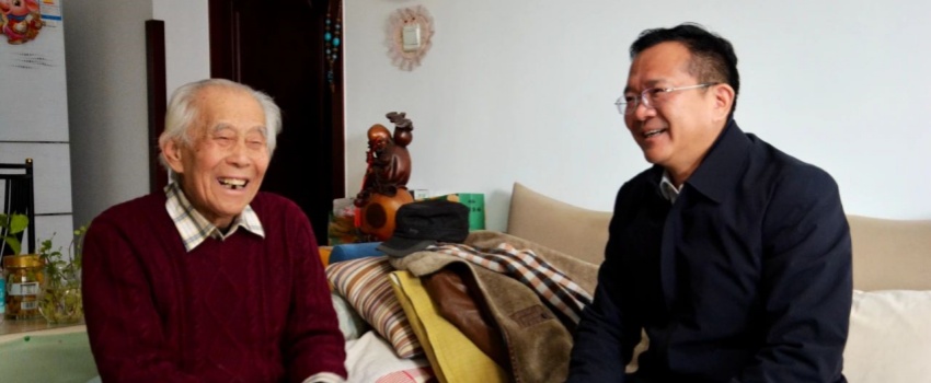 中國樂(lè )凱黨委領(lǐng)導看望慰問(wèn)樂(lè )凱老領(lǐng)導、老專(zhuān)家、老干部、老黨員及生活困難職工
